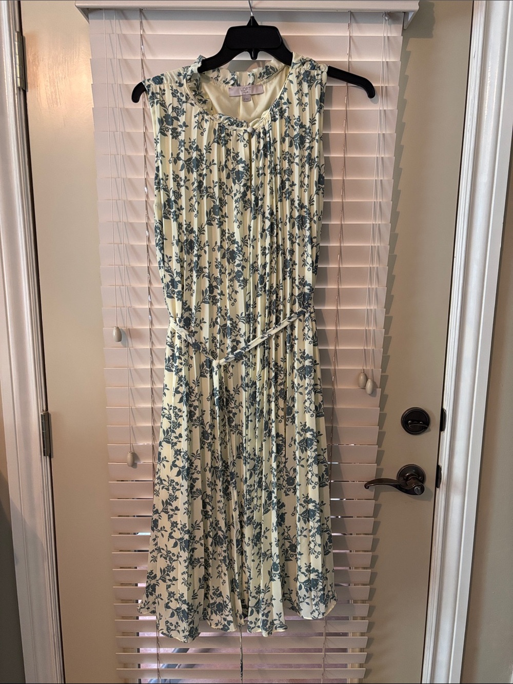 Loft SZ 18. Sleeveless Cream Floral Midi Dress